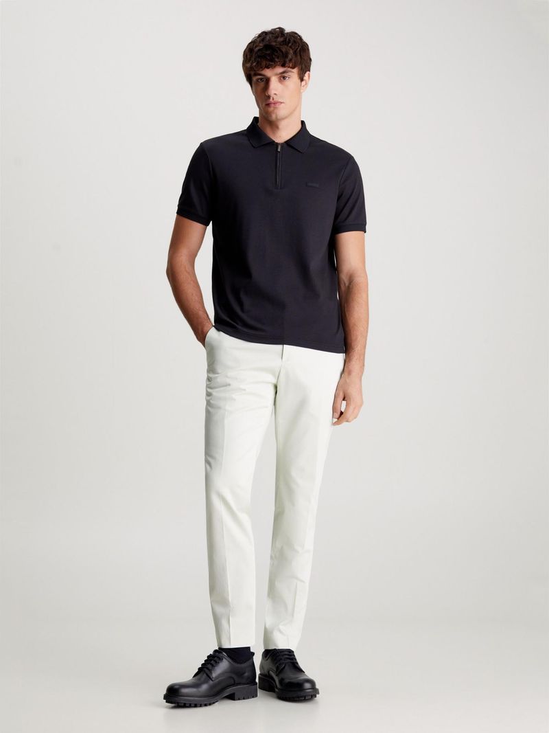Modelo-con-polo-negro-Calvin-Klein-de-cierre-frontal-y-pantalones-claros