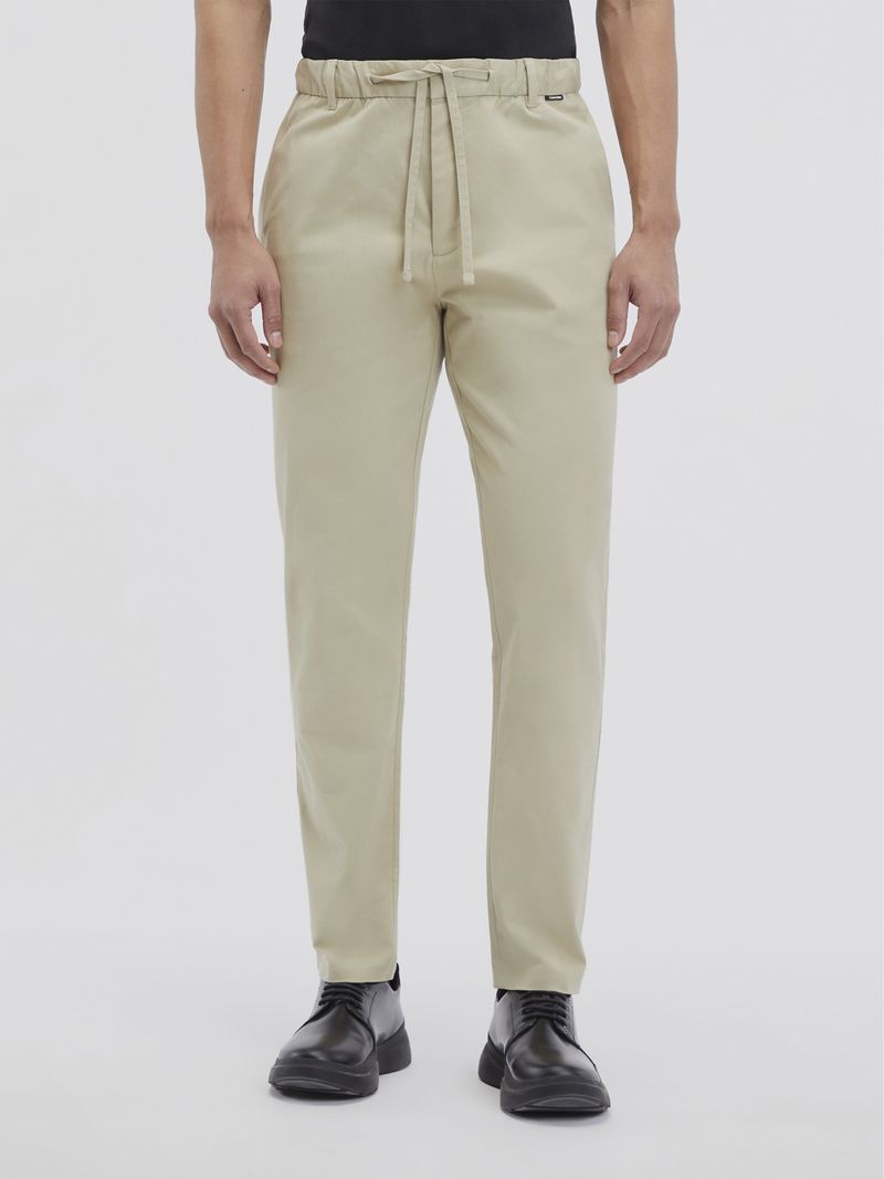 Pantalon-beige-Calvin-Klein-con-cinturon-lazo-y-corte-recto