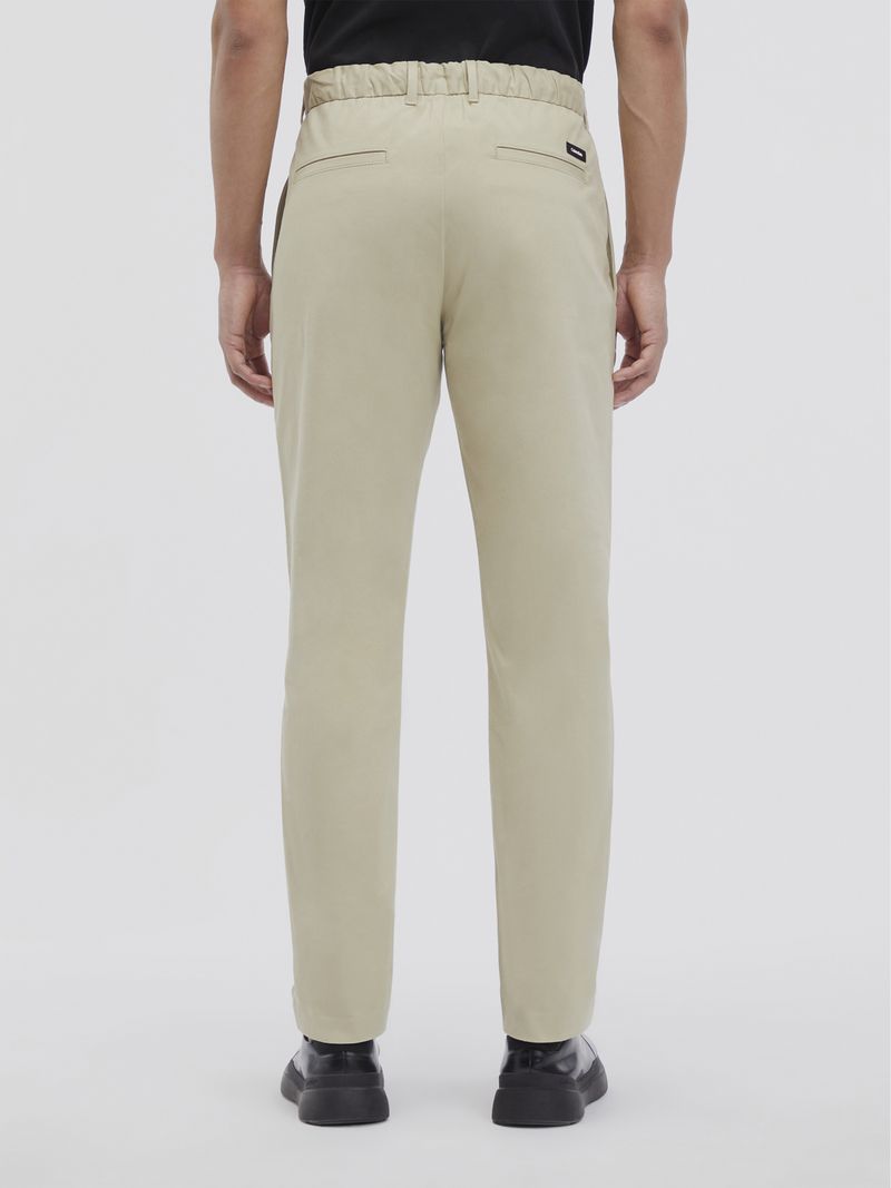 Pantalon-beige-Calvin-Klein-con-cinturon-lazo-y-corte-recto
