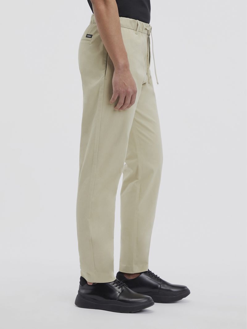 Pantalon-beige-Calvin-Klein-con-cinturon-lazo-y-corte-recto