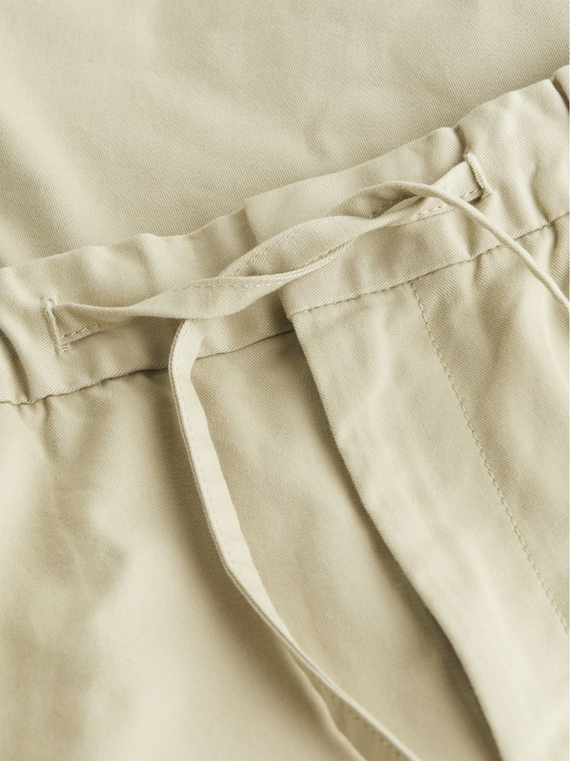 Pantalon-beige-Calvin-Klein-con-cinturon-lazo-y-corte-recto