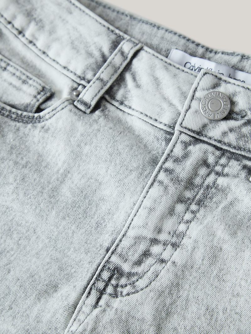 Short-de-mezclilla-gris-desgastada-Calvin-Klein-corte-juvenil