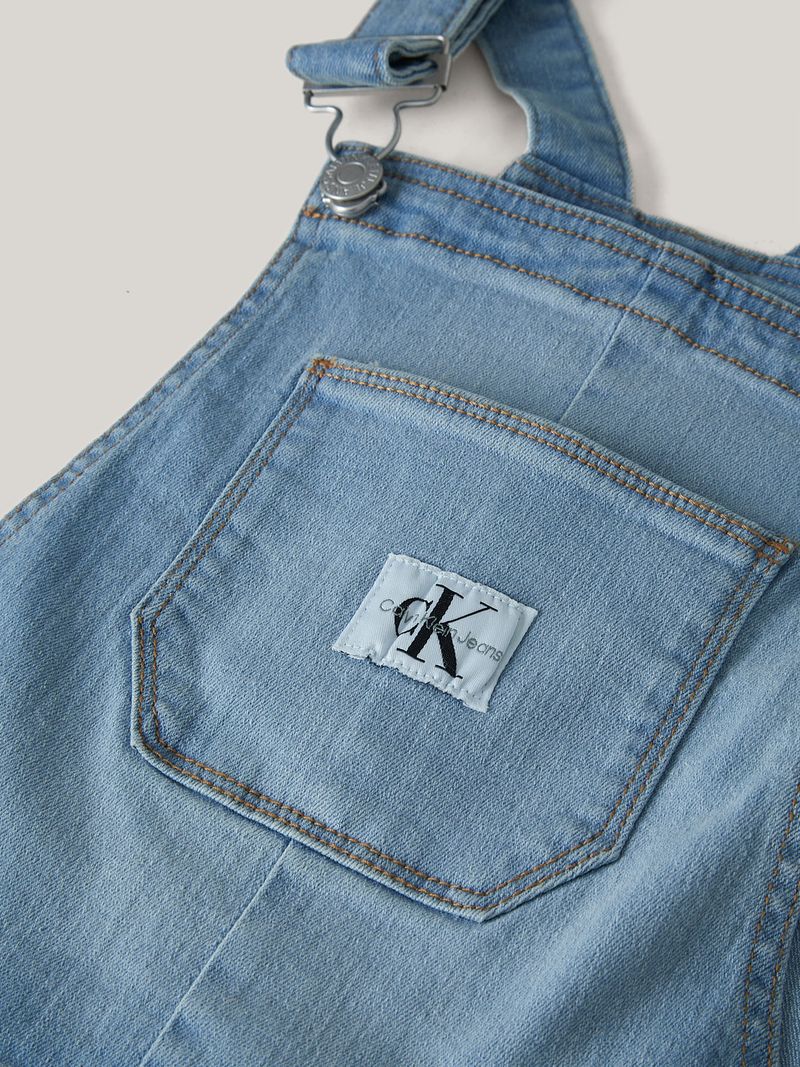 Jardinera-corta-de-mezclilla-azul-Calvin-Klein-con-bolsillo-al-frente