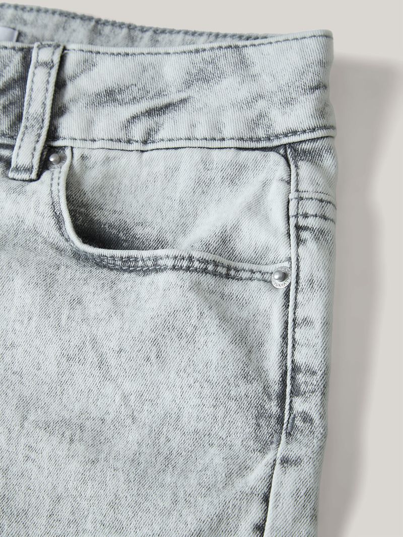 Short-de-mezclilla-gris-desgastada-Calvin-Klein-corte-juvenil