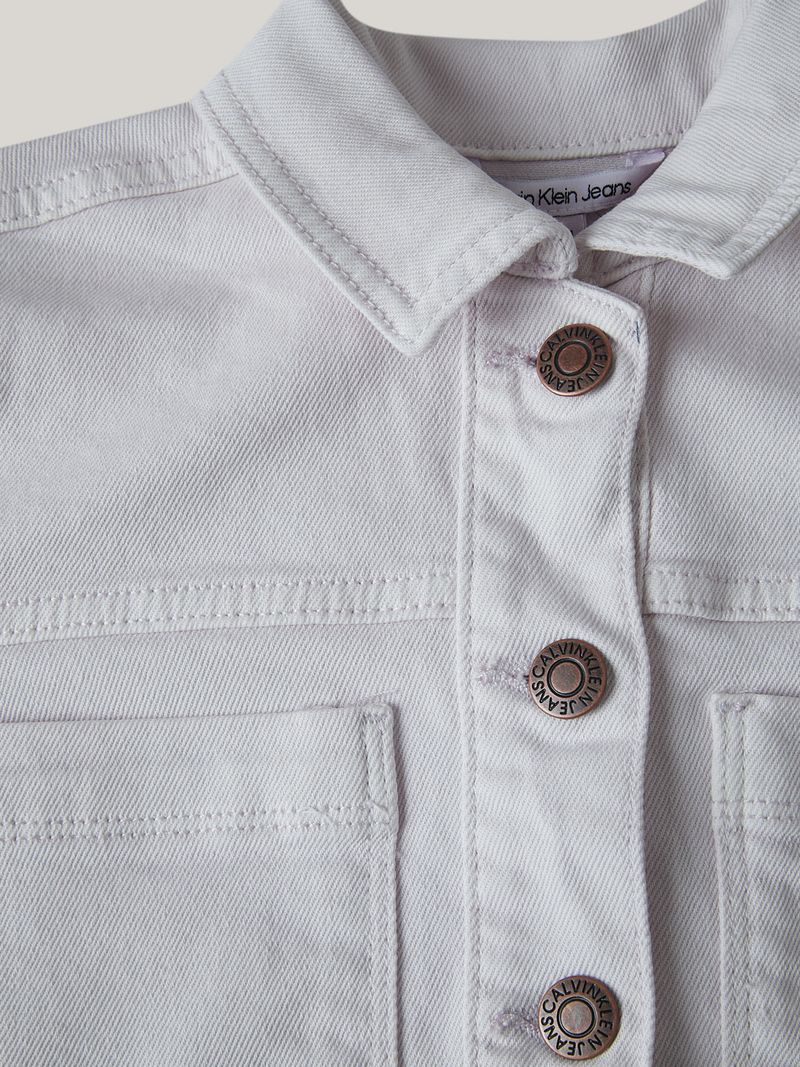 Chaqueta-corta-Calvin-Klein-en-color-gris-claro-con-botones-marron-y-bolsillos-en-el-pecho.