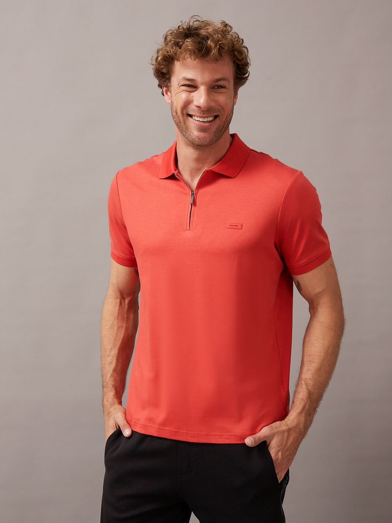 Hombre-con-polera-polo-color-rojo-con-detalle-de-Calvin-Klein-en-el-pecho