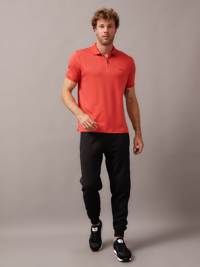 Hombre-con-polera-polo-color-rojo-con-detalle-de-Calvin-Klein-en-el-pecho