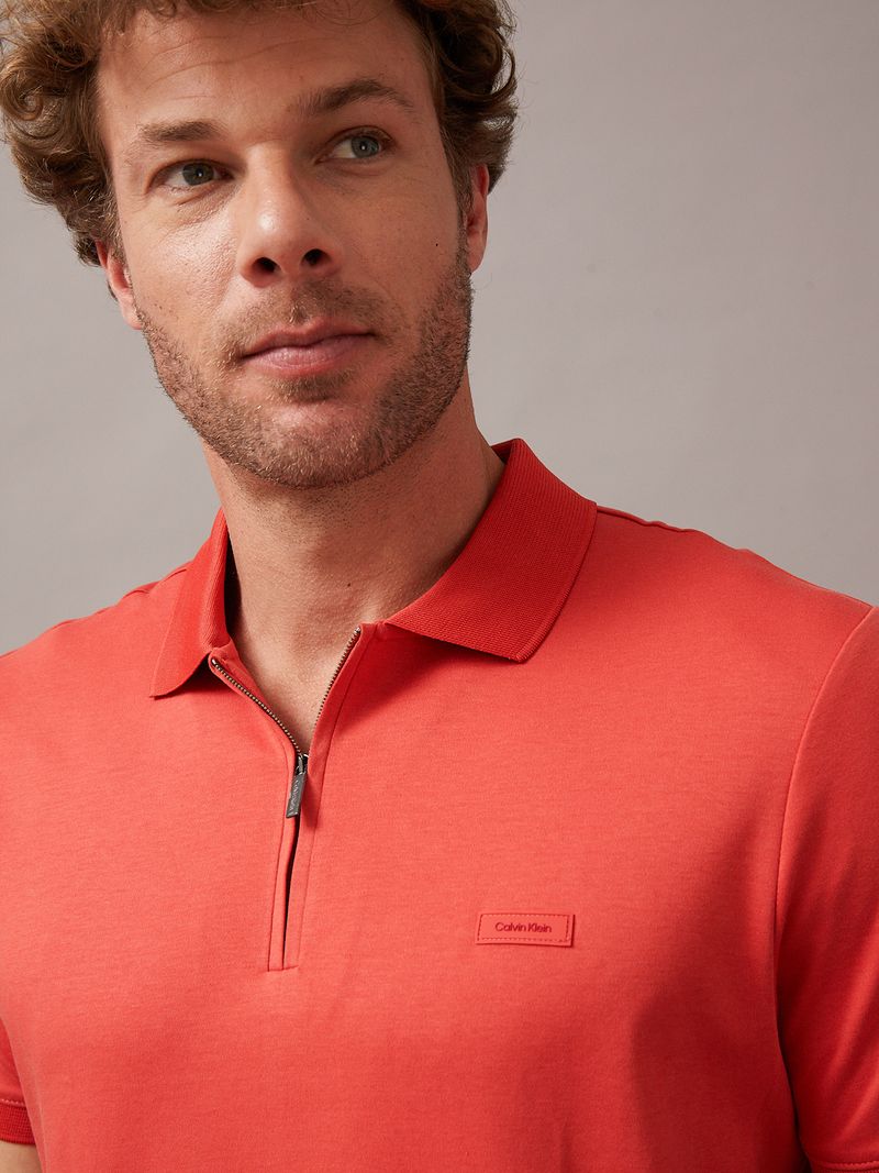 Hombre-con-polera-polo-color-rojo-con-detalle-de-Calvin-Klein-en-el-pecho