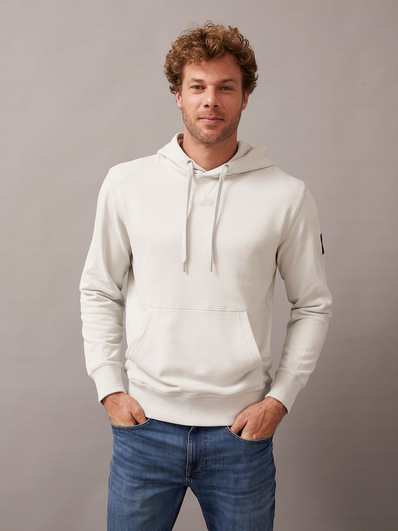 Modelo-luciendo-poleron-gris-claro-Calvin-Klein-con-capucha