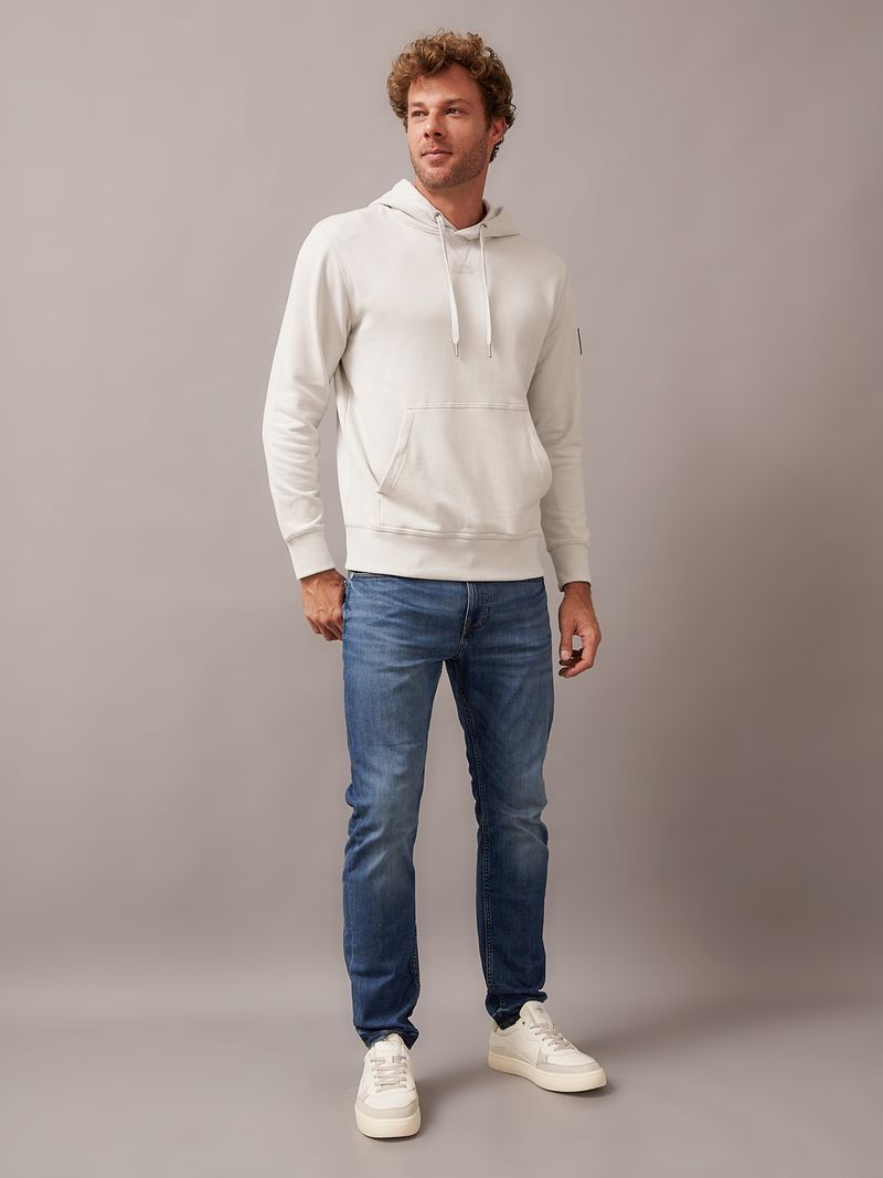 Modelo-luciendo-poleron-gris-claro-Calvin-Klein-con-capucha