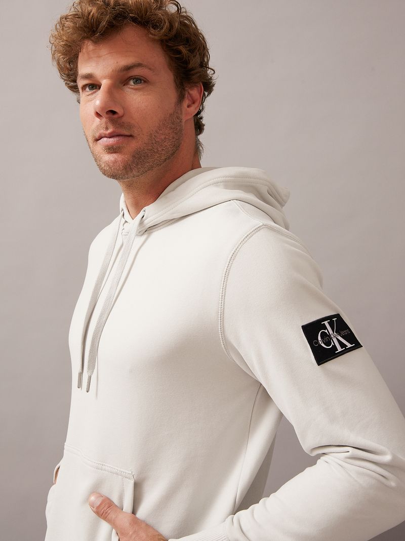 Modelo-luciendo-poleron-gris-claro-Calvin-Klein-con-capucha