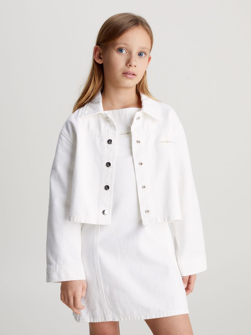 Niña-con-chaqueta-de-mezclilla-blanca-Calvin-Klein-y-vestido-a-juego
