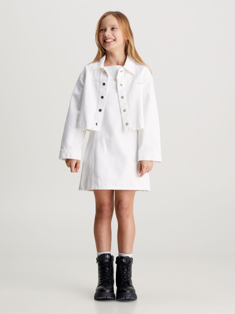 Niña-con-chaqueta-de-mezclilla-blanca-Calvin-Klein-y-vestido-a-juego