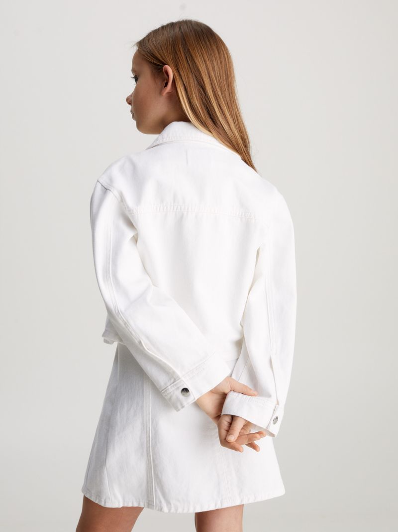 Niña-con-chaqueta-de-mezclilla-blanca-Calvin-Klein-y-vestido-a-juego