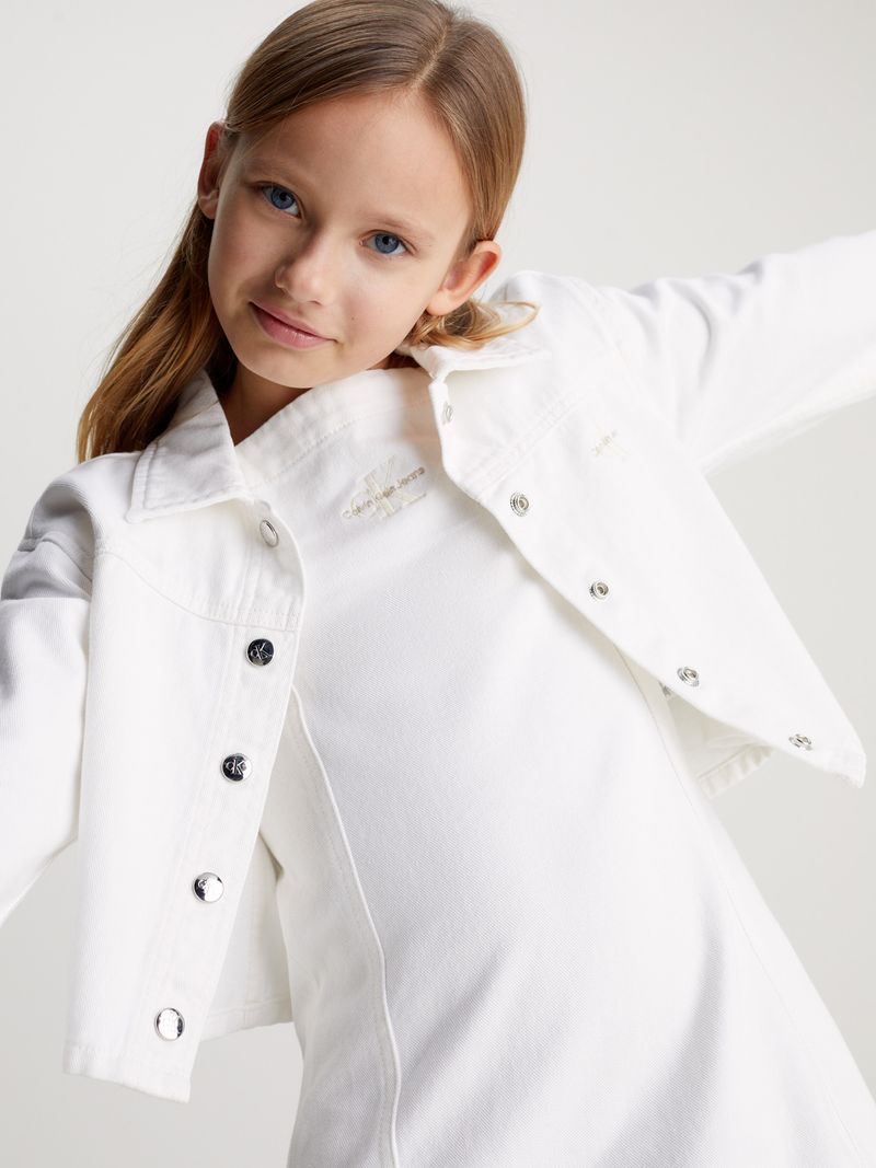 Niña-con-chaqueta-de-mezclilla-blanca-Calvin-Klein-y-vestido-a-juego