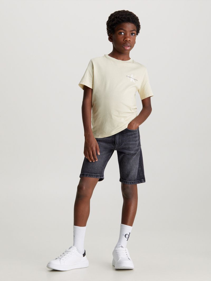 Modelo-con-short-de-mezclilla-negro-Calvin-Klein-y-zapatillas-blancas