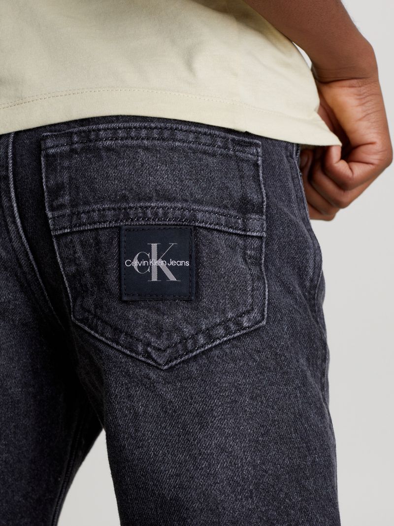Modelo-con-short-de-mezclilla-negro-Calvin-Klein-y-zapatillas-blancas