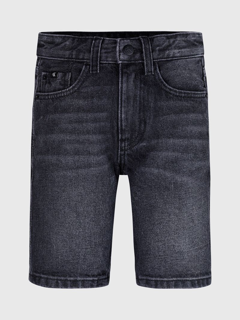 Modelo-con-short-de-mezclilla-negro-Calvin-Klein-y-zapatillas-blancas