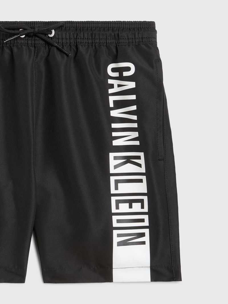 Short-de-baño-negro-con-logo-vertical-Calvin-Klein