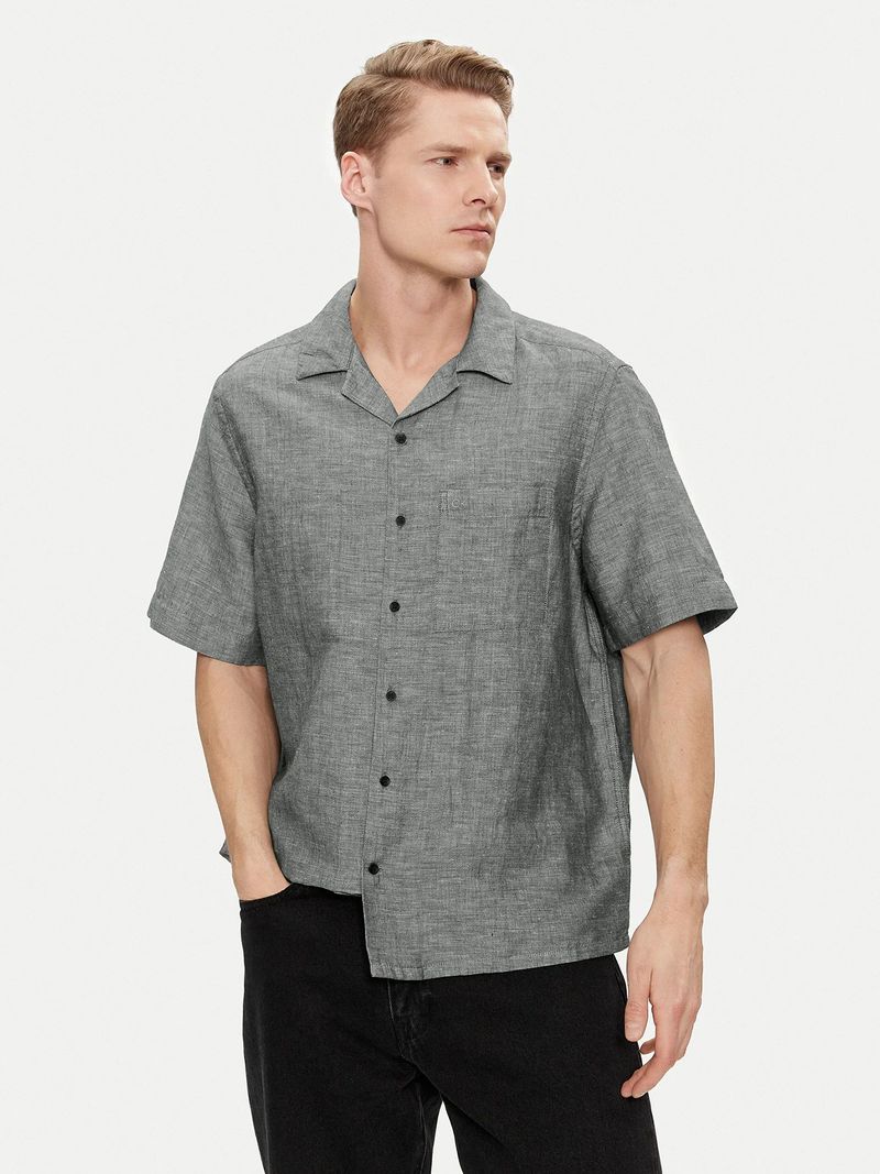 Modelo-con-camisa-gris-de-lino-Calvin-Klein-y-pantalones-negros