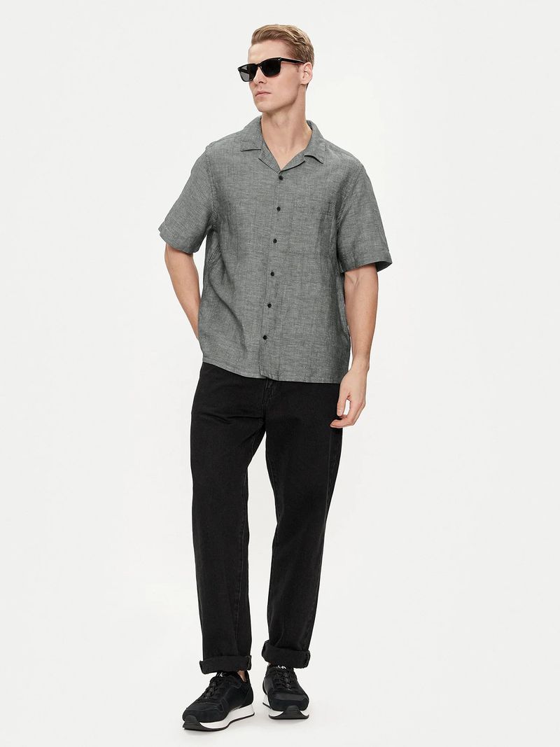 Modelo-con-camisa-gris-de-lino-Calvin-Klein-y-pantalones-negros