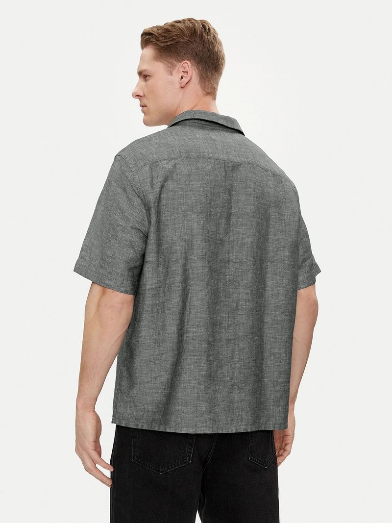 Modelo-con-camisa-gris-de-lino-Calvin-Klein-y-pantalones-negros