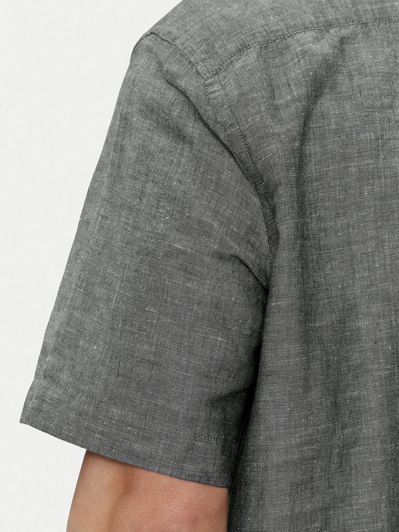 Modelo-con-camisa-gris-de-lino-Calvin-Klein-y-pantalones-negros