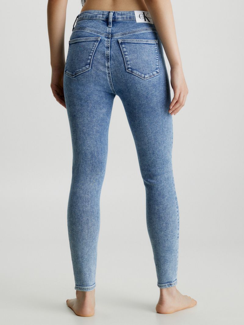 Modelo-con-jeans-skinny-azul-claro-Calvin-Klein