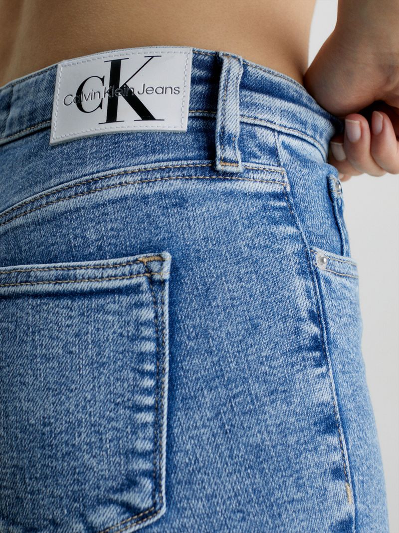 Modelo-con-jeans-skinny-azul-claro-Calvin-Klein