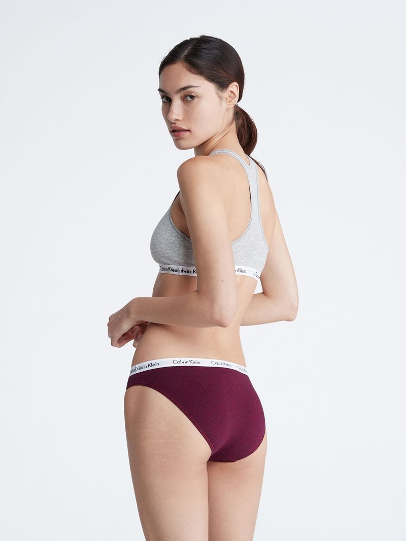 Calzon-tipo-nude-en-tono-burdeos-oscuro-Calvin-Klein