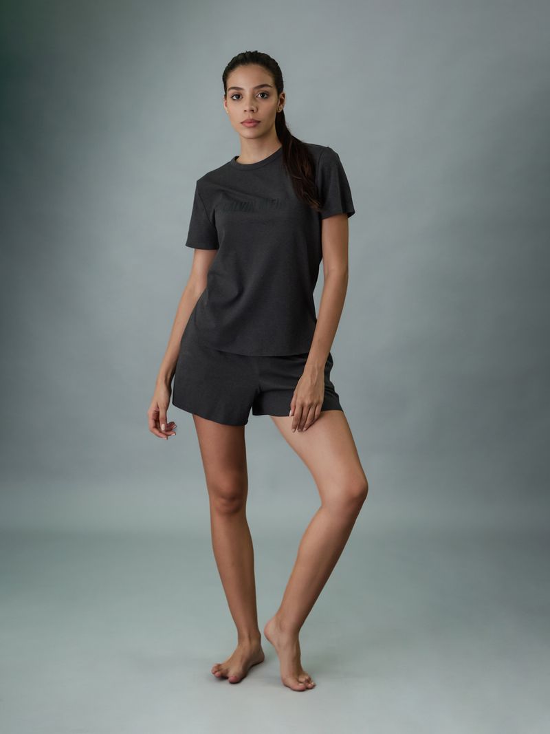 Modelo-vistiendo-polera-y-short-gris-Calvin-Klein-estilo-pijama