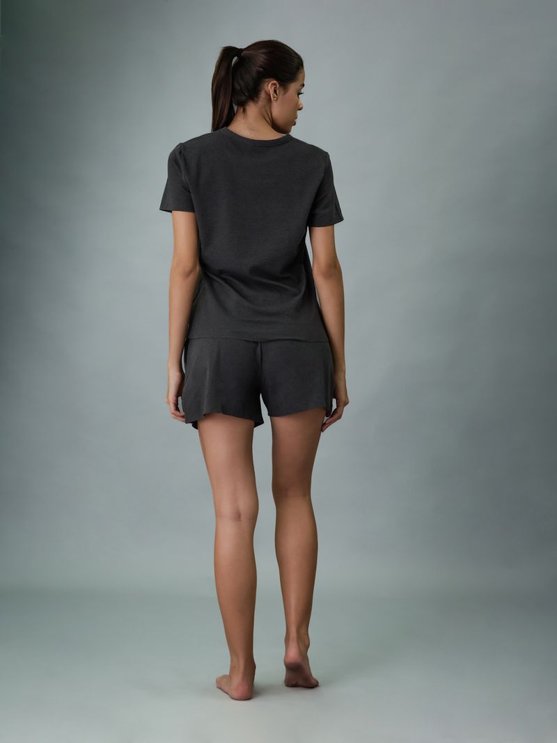Modelo-vistiendo-polera-y-short-gris-Calvin-Klein-estilo-pijama