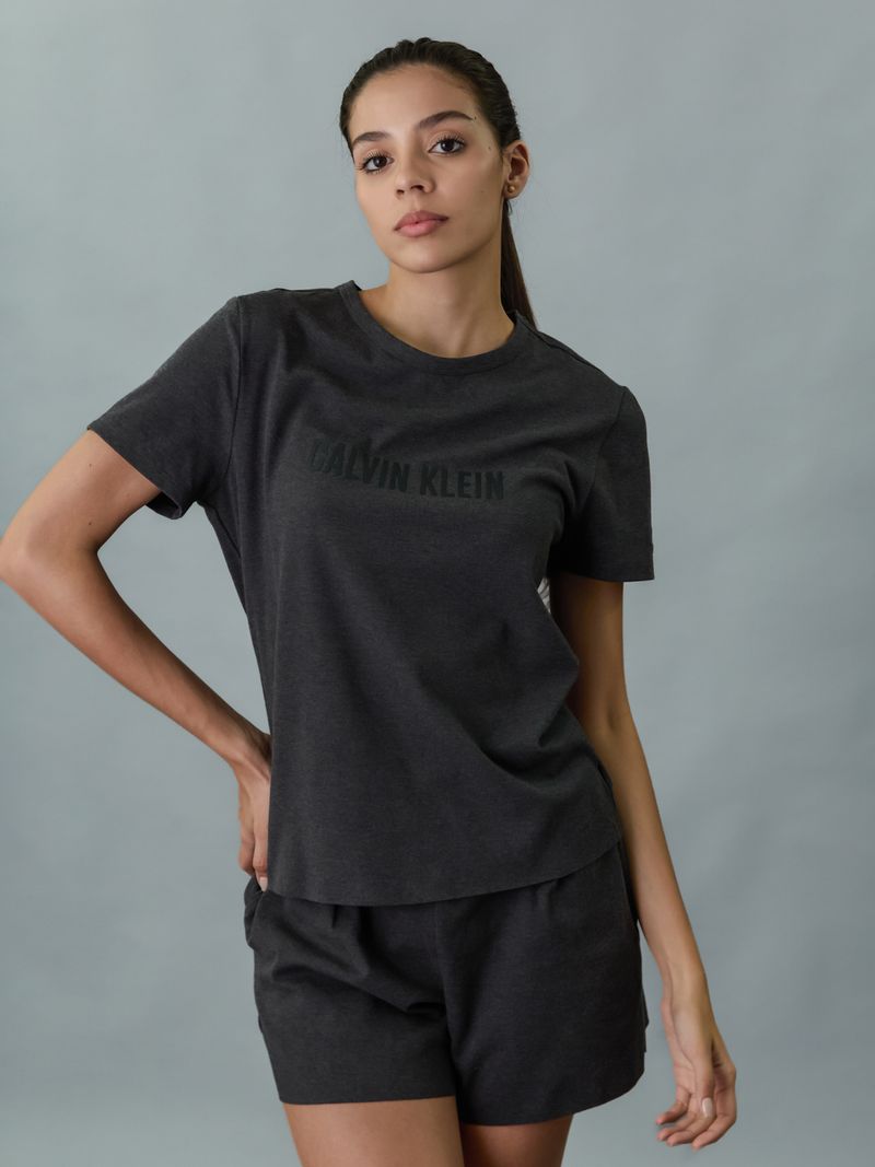 Modelo-vistiendo-polera-y-short-gris-Calvin-Klein-estilo-pijama