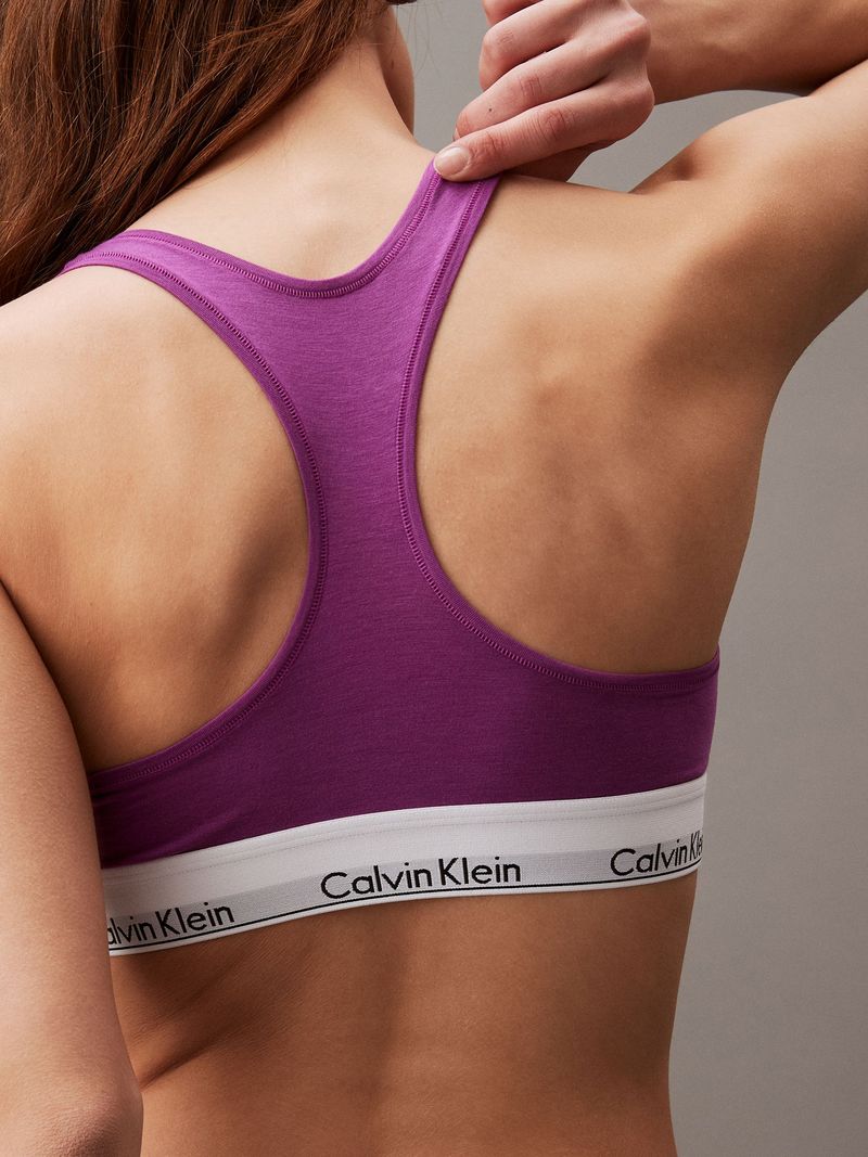 Modelo-con-conjunto-de-lenceria-lila-Calvin-Klein-sujetador-deportivo-y-braguita-a-juego