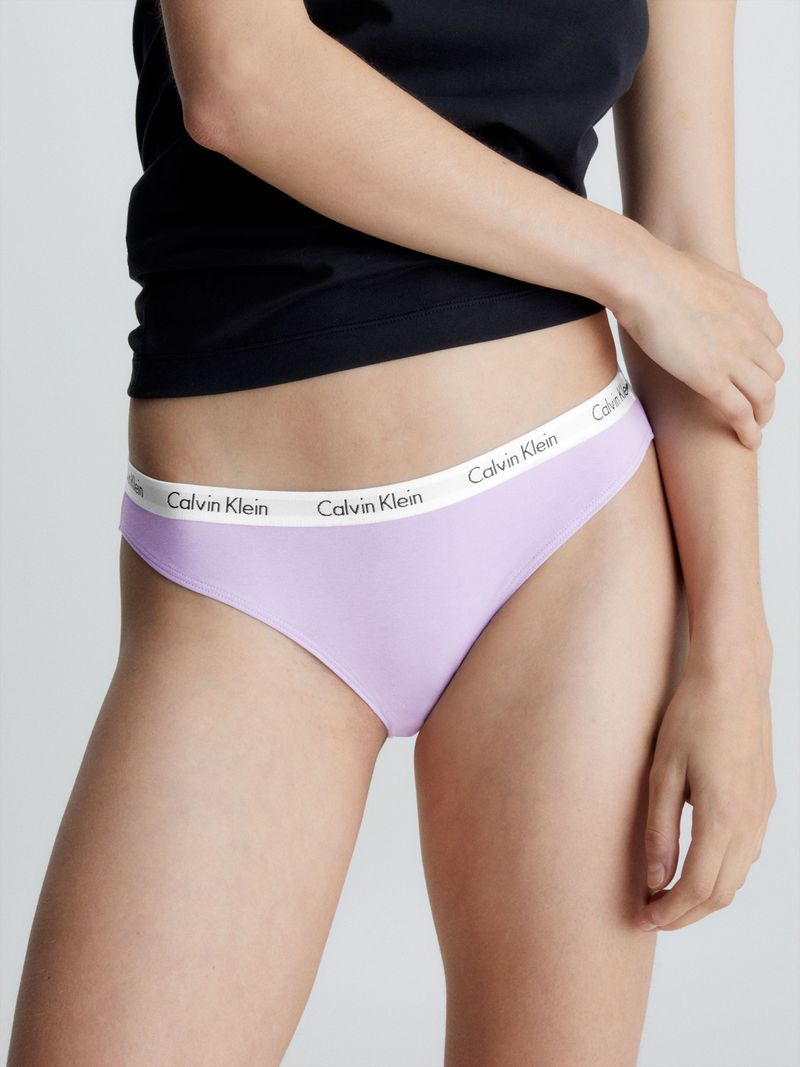Calzon-color-lila-con-el-logo-de-Calvin-Klein-en-la-pretina-blanca