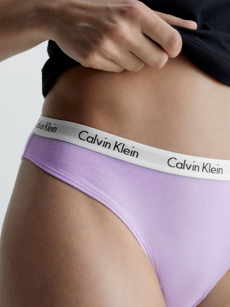 Calzon-color-lila-con-el-logo-de-Calvin-Klein-en-la-pretina-blanca