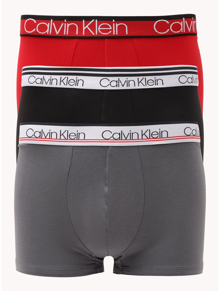 Hombres con boxer calvin klein on sale