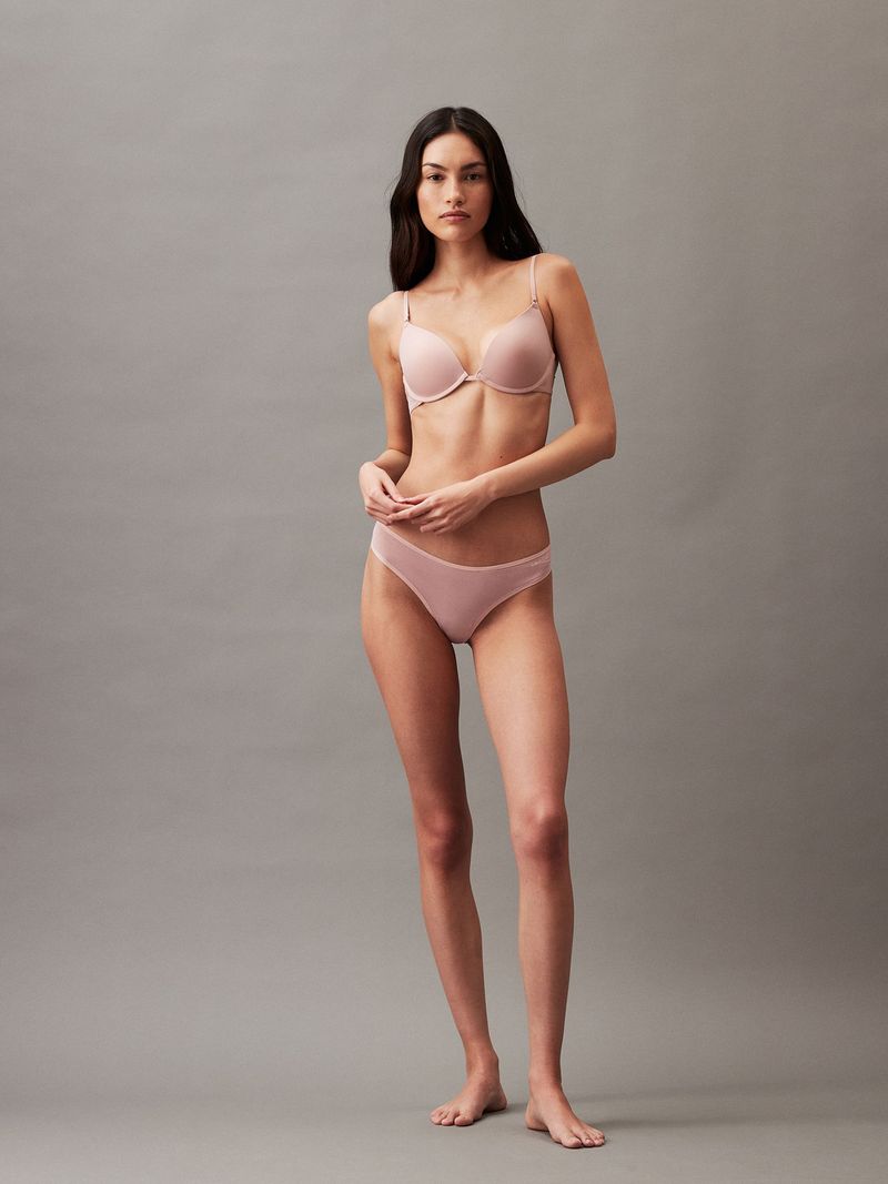 Modelo-con-sosten-rosado-y-calzon-a-juego-de-Calvin-Klein