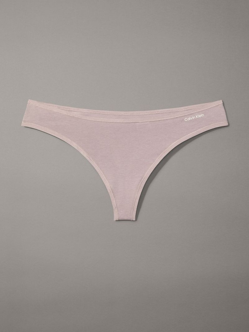Modelo-con-sosten-nude-y-calzon-a-juego-de-Calvin-Klein