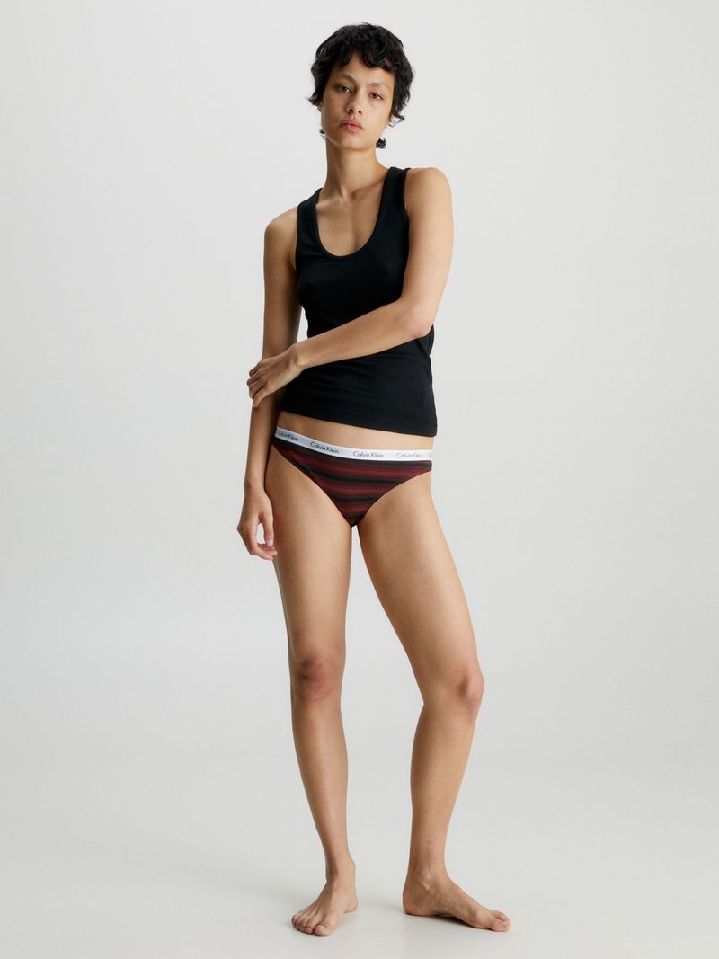 Mujer-con-calzon-Calvin-Klein-de-rayas-negras-y-burdeos-elastico-blanco-con-logo-de-la-marca.