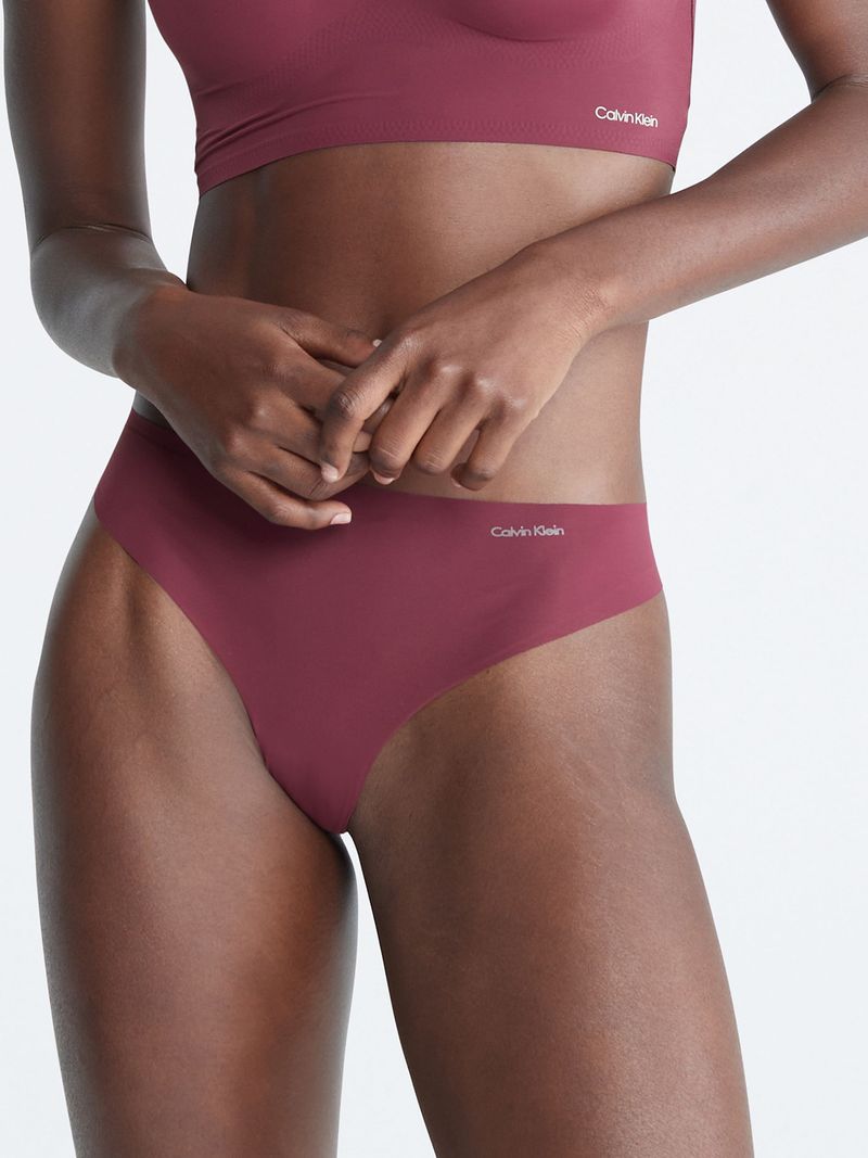 Modelo-luciendo-top-y-calzon-burdeo-en-tela-nude-Calvin-Klein