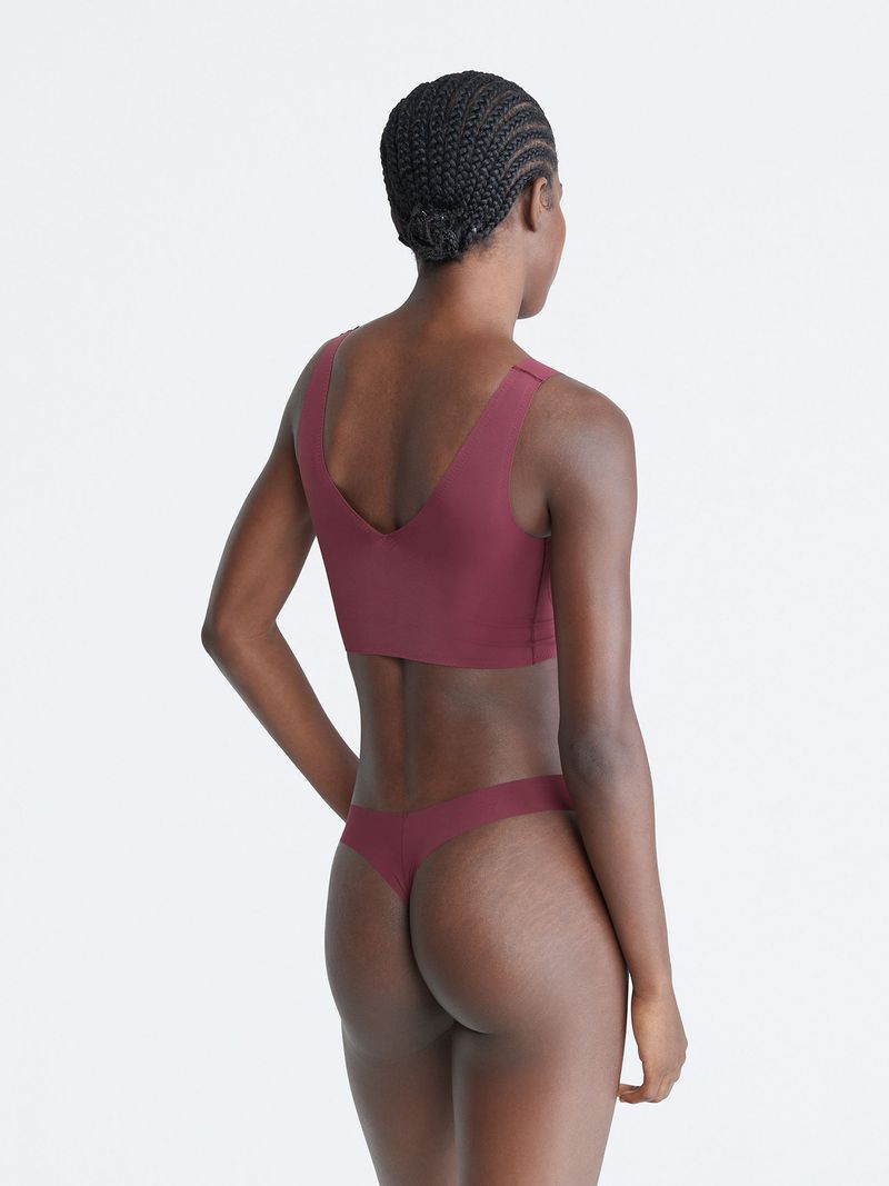 Modelo-luciendo-top-y-calzon-burdeo-en-tela-nude-Calvin-Klein