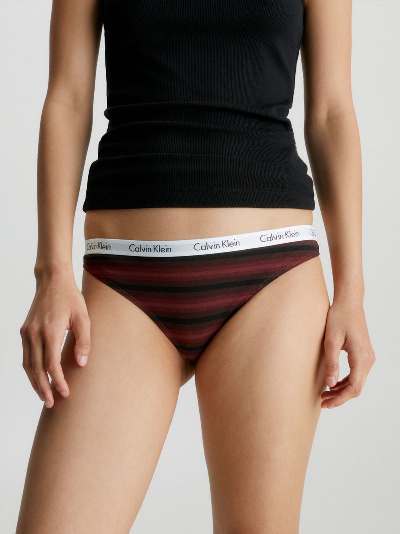 Mujer-con-calzon-Calvin-Klein-de-rayas-negras-y-burdeos-elastico-blanco-con-logo-de-la-marca.
