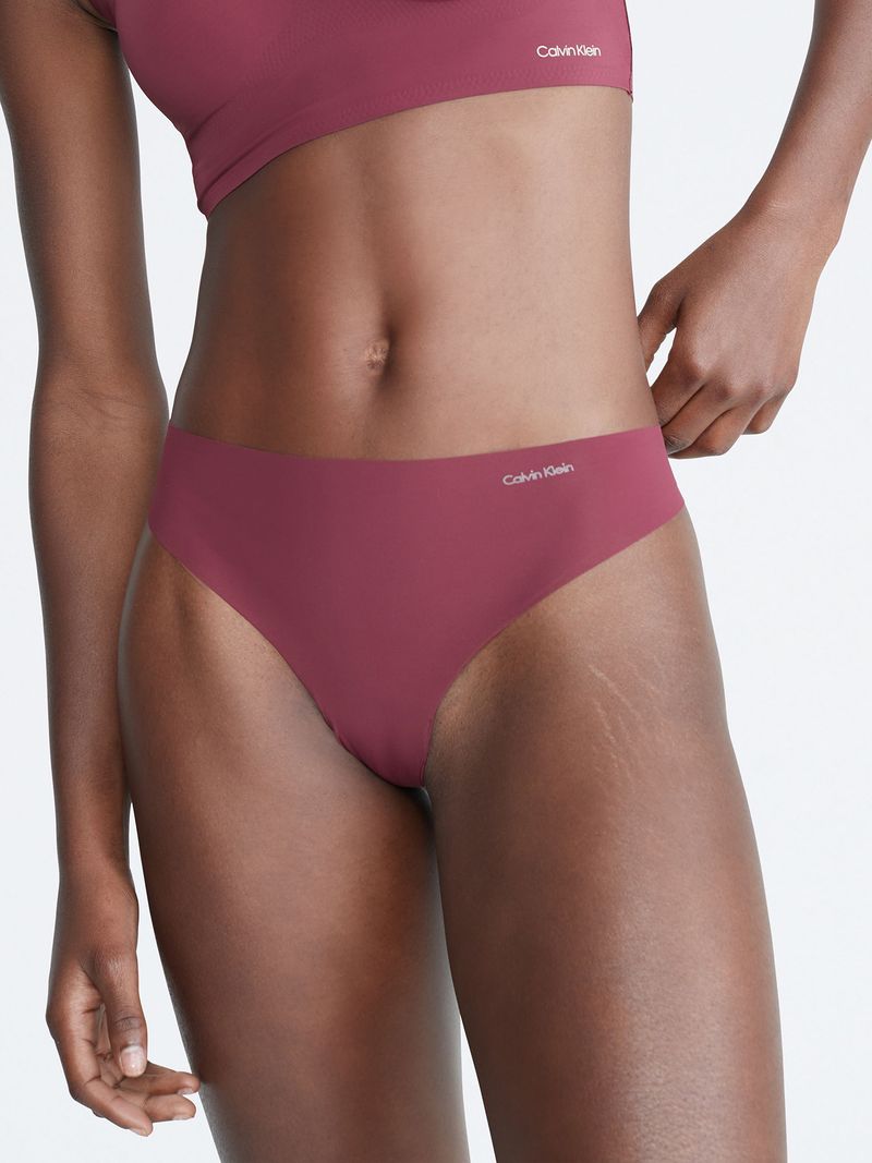 Modelo-luciendo-top-y-calzon-burdeo-en-tela-nude-Calvin-Klein
