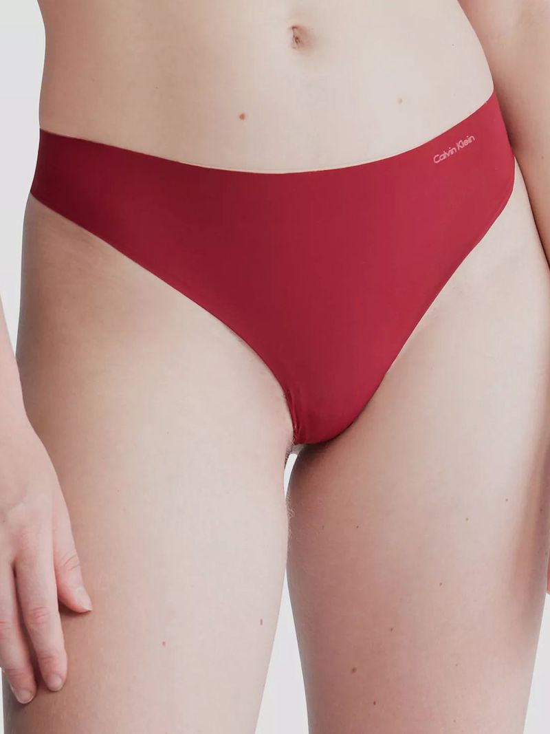 -Primer-plano-de-una-mujer-usando-un-calzon-Calvin-Klein-color-rojo-liso-con-logo-sutil-en-el-costado