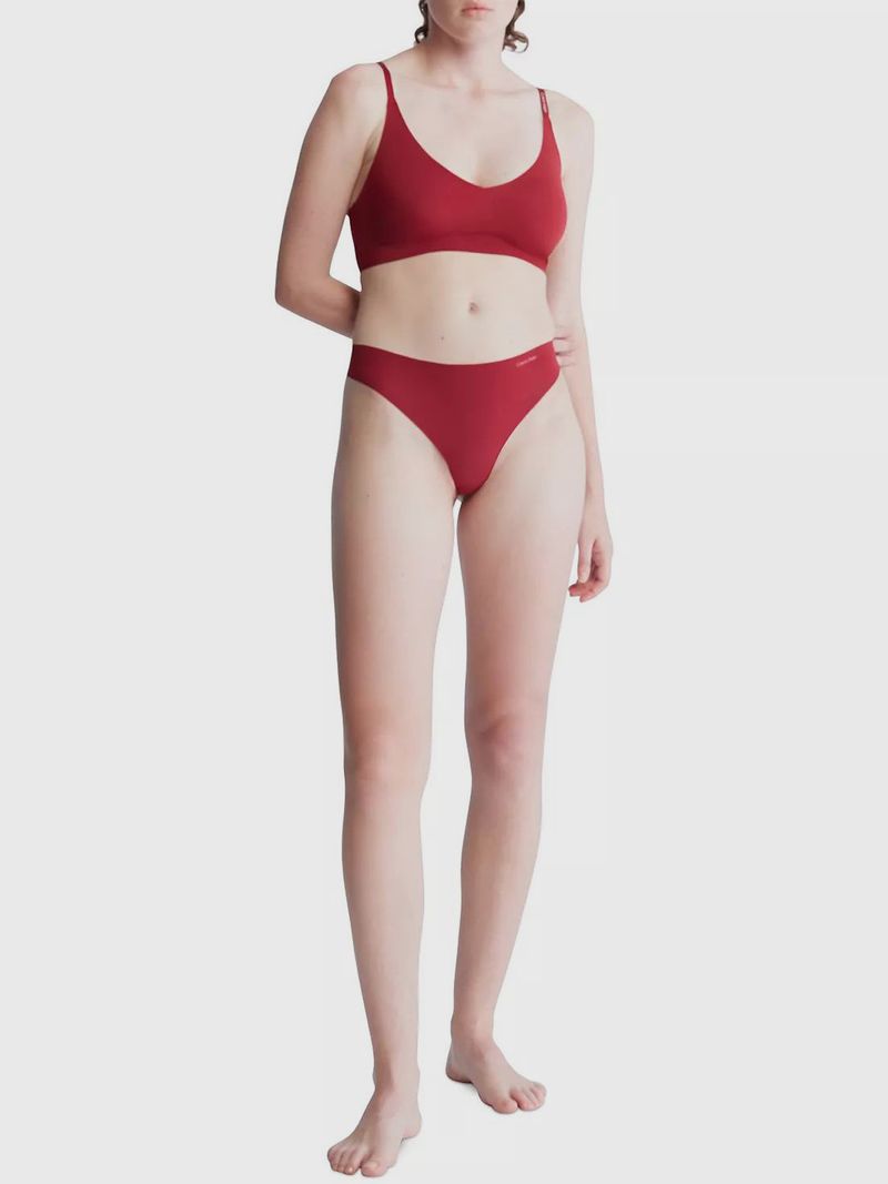 -Primer-plano-de-una-mujer-usando-un-calzon-Calvin-Klein-color-rojo-liso-con-logo-sutil-en-el-costado