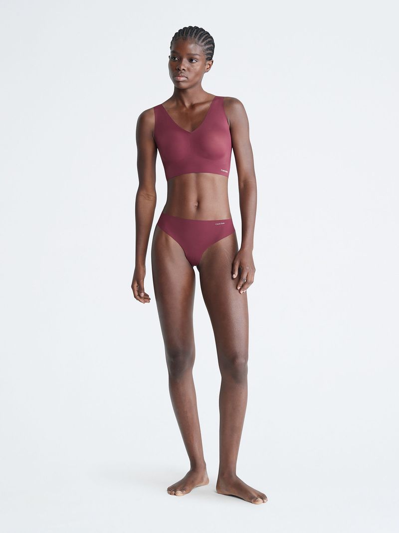 Modelo-luciendo-top-y-calzon-burdeo-en-tela-nude-Calvin-Klein