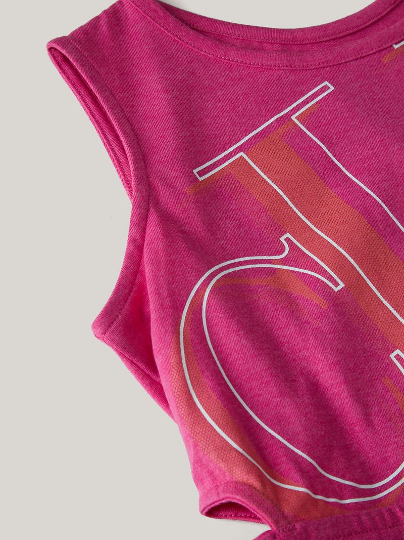 Vestido-fucsia-Calvin-Klein-con-logo-grande-y-recorte-en-la-espalda