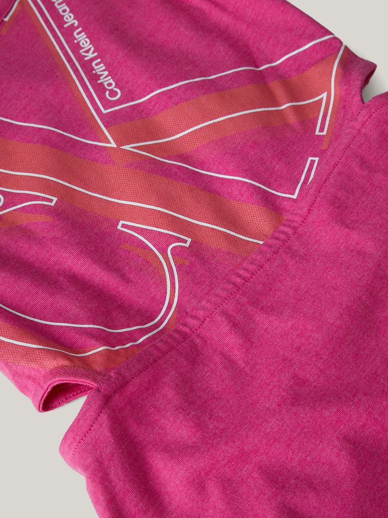 Vestido-fucsia-Calvin-Klein-con-logo-grande-y-recorte-en-la-espalda
