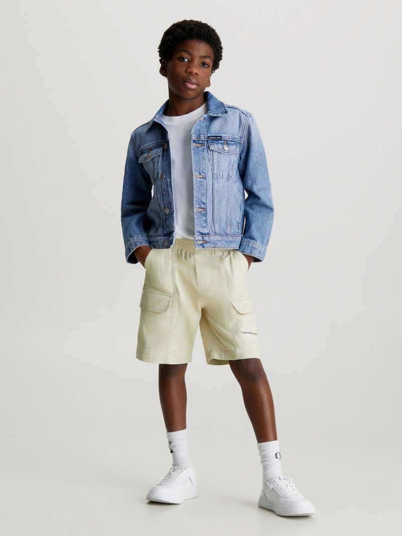 Niño-con-chaqueta-de-mezclilla-azul-Calvin-Klein-polera-blanca-y-pantalones-beige